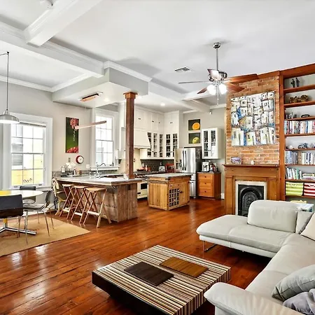 Eclectically Furnished Home In The Heart Of Nola